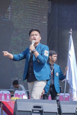 Semarang, Endonezya - 8 Ağustos 2019: Yeni öğrencileri karşılayan undip öğrenci yönetiminin başkanı, Genç Diponegoro Oryantasyonu, Orientasi Diponegoro Muda (ODM) 2019 'da konuşma yapıyor.