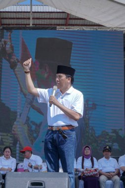 Semarang, Endonezya - 8 Ağustos 2019: Diponegoro Üniversitesi Rektörü Prof. Dr. Yos Johan Utama, S.H., M.Hum ODM 2019 'da yeni öğrenciler için konuşmalar yapıyor ve teşvik ediyor.