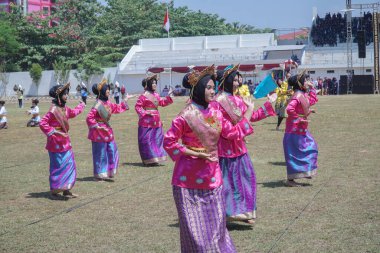 Semarang, Endonezya - 8 Ağustos 2019: Endonezya 'dan çeşitli dansların gösterileri Genç Diponegoro Oryantasyonu, Orientasi Diponegoro Muda (ODM) Başyapıtı 2019