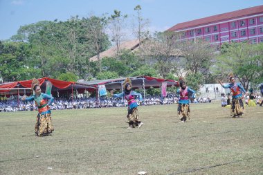 Semarang, Endonezya - 8 Ağustos 2019: Endonezya 'dan çeşitli dansların gösterileri Genç Diponegoro Oryantasyonu, Orientasi Diponegoro Muda (ODM) Başyapıtı 2019