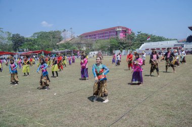 Semarang, Endonezya - 8 Ağustos 2019: Endonezya 'dan çeşitli dansların gösterileri Genç Diponegoro Oryantasyonu, Orientasi Diponegoro Muda (ODM) Başyapıtı 2019