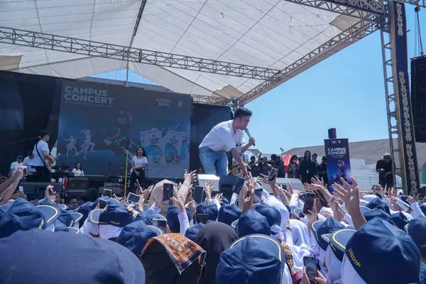 Semarang Indonésia Agosto 2019 Cantor Indonésio Vidi Aldiano Cantando Frente — Fotografia de Stock