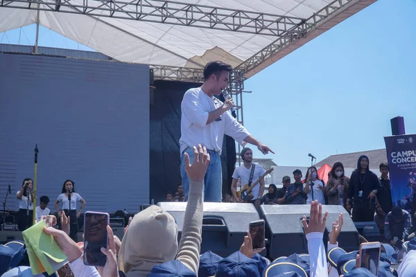 Semarang Indonésia Agosto 2019 Cantor Indonésio Vidi Aldiano Cantando Frente — Fotografia de Stock