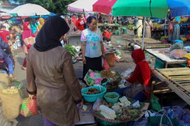 Ramazan ayı boyunca Semarang geleneksel pazarında, Merkez Java 'da çok sayıda satın alma ve satma faaliyetleri