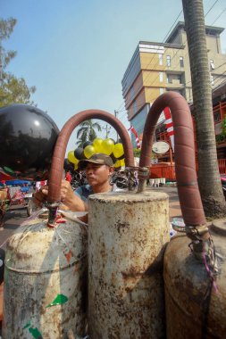 Ramazan ayı boyunca Semarang geleneksel pazarında, Merkez Java 'da çok sayıda satın alma ve satma faaliyetleri