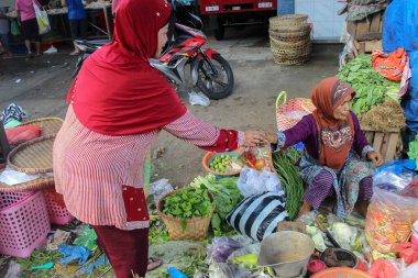 Ramazan ayı boyunca Semarang geleneksel pazarında, Merkez Java 'da çok sayıda satın alma ve satma faaliyetleri