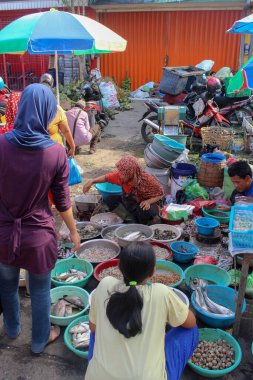 Ramazan ayı boyunca Semarang geleneksel pazarında, Merkez Java 'da çok sayıda satın alma ve satma faaliyetleri