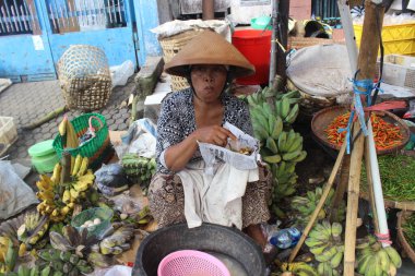 Ramazan ayı boyunca Semarang geleneksel pazarında, Merkez Java 'da çok sayıda satın alma ve satma faaliyetleri
