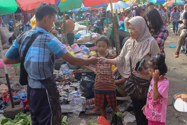 stock image several buying and selling activities at the Semarang traditional market, Central Java during the month of Ramadan