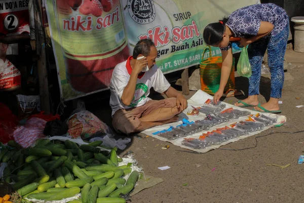 斋月期间在爪哇中部Semarang传统市场的几次买卖活动 — 图库照片