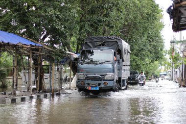 Semarang, Endonezya. 1 Ocak 2023: Tlogosari Semarang bölgesindeki selden etkilenen sakinlerin faaliyetleri, Semarang şehrinde selden etkilenen çok sayıda bölge bulunmaktadır..