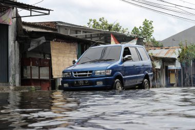 Semarang, Endonezya. 1 Ocak 2023: Tlogosari Semarang bölgesindeki selden etkilenen sakinlerin faaliyetleri, Semarang şehrinde selden etkilenen çok sayıda bölge bulunmaktadır..