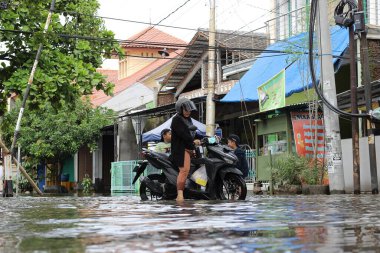 Semarang, Endonezya. 1 Ocak 2023: Tlogosari Semarang bölgesindeki selden etkilenen sakinlerin faaliyetleri, Semarang şehrinde selden etkilenen çok sayıda bölge bulunmaktadır..