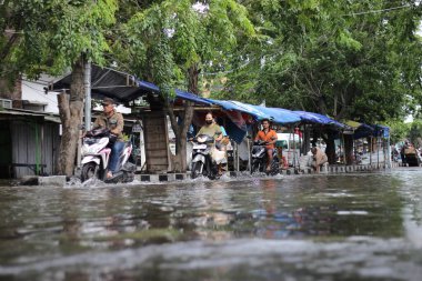 Semarang, Endonezya. 1 Ocak 2023: Tlogosari Semarang bölgesindeki selden etkilenen sakinlerin faaliyetleri, Semarang şehrinde selden etkilenen çok sayıda bölge bulunmaktadır..