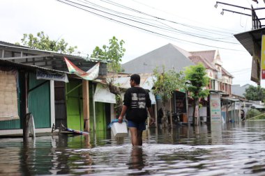 Semarang, Endonezya. 1 Ocak 2023: Tlogosari Semarang bölgesindeki selden etkilenen sakinlerin faaliyetleri, Semarang şehrinde selden etkilenen çok sayıda bölge bulunmaktadır..
