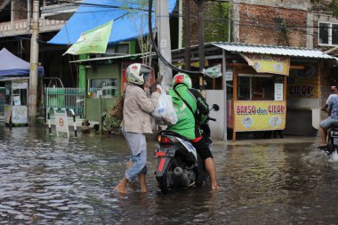Semarang, Endonezya. 1 Ocak 2023: Tlogosari Semarang bölgesindeki selden etkilenen sakinlerin faaliyetleri, Semarang şehrinde selden etkilenen çok sayıda bölge bulunmaktadır..