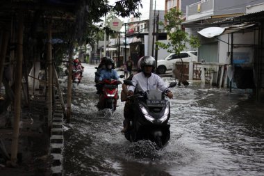 Semarang, Endonezya. 1 Ocak 2023: Tlogosari Semarang bölgesindeki selden etkilenen sakinlerin faaliyetleri, Semarang şehrinde selden etkilenen çok sayıda bölge bulunmaktadır..