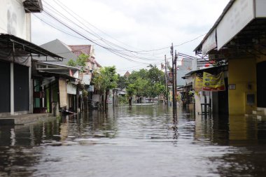 Semarang, Endonezya. 1 Ocak 2023: Tlogosari Semarang bölgesindeki selden etkilenen sakinlerin faaliyetleri, Semarang şehrinde selden etkilenen çok sayıda bölge bulunmaktadır..