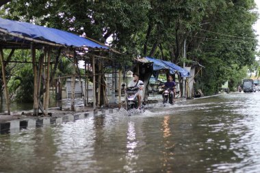 Semarang, Endonezya. 1 Ocak 2023: Tlogosari Semarang bölgesindeki selden etkilenen sakinlerin faaliyetleri, Semarang şehrinde selden etkilenen çok sayıda bölge bulunmaktadır..