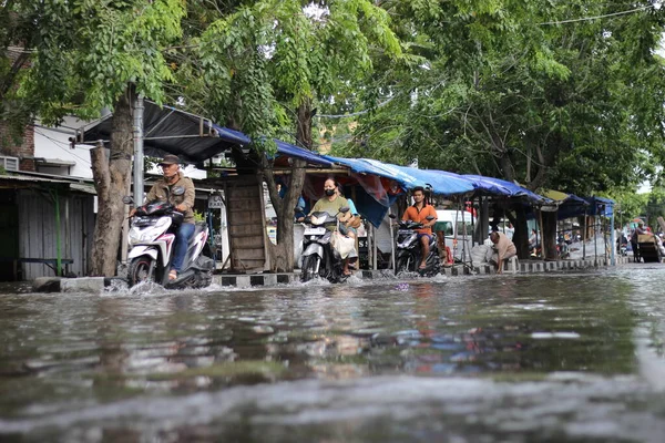 Semarang Indonezja Stycznia 2023 Działalność Mieszkańców Dotkniętych Powodziami Rejonie Semarang — Zdjęcie stockowe