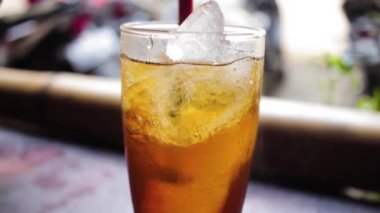 Buzlu çay görüntülerindeki tazeliği hissedin.