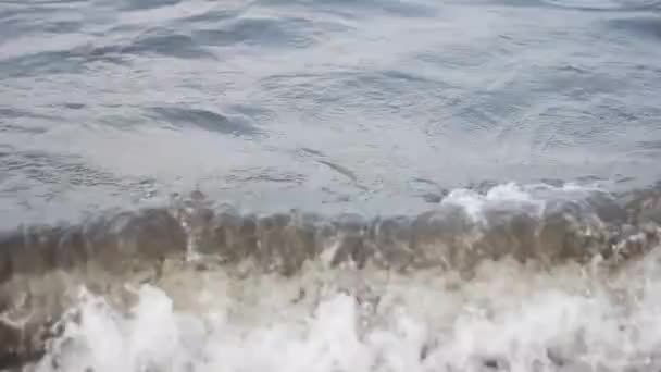 Keindahan Gelombang Pantai Yang Membasahi Pasir Pantai Tirang Semarang Jawa — Stok Video
