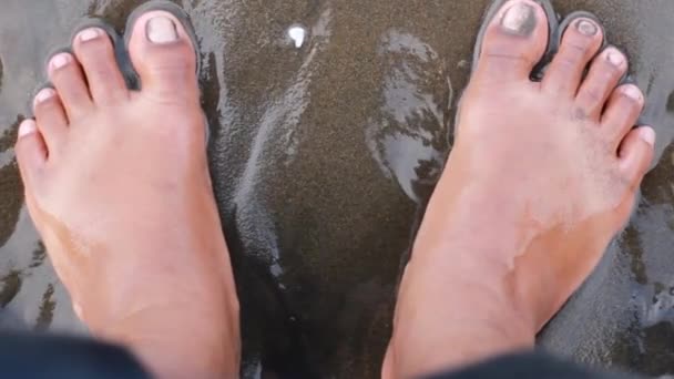 Seorang Turis Berdiri Pantai Dan Merasakan Gelombang Pantai Dengan Kakinya — Stok Video