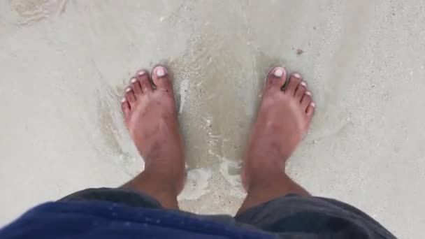 Turista Está Parado Playa Sintiendo Las Olas Playa Con Sus — Vídeos de Stock