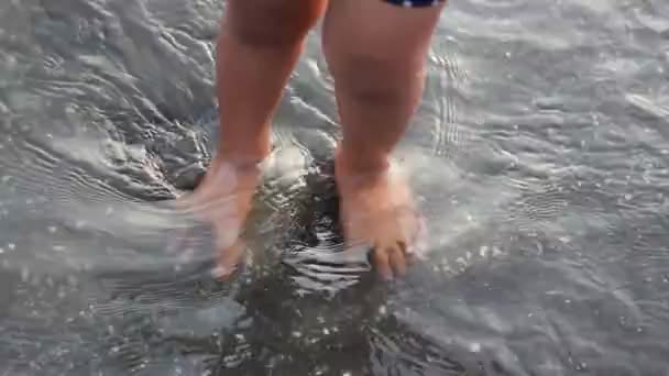 Bir Turist Sahilde Duruyor Sahilde Ayaklarıyla Dalgaları Hissediyor Tirang Sahilinde — Stok video