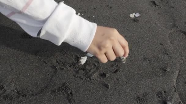 観光客は彼の手を使って砂と遊んでいますティランビーチ スマラン 中央ジャワ島 — ストック動画