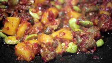 Sambal goreng, sambal ulek, galangal, defne yaprağı, şeker, tuz, soya sosu, hindistan cevizi sütü, limon yaprağı, limon otu, patates kamışı, petai ve tavuk ciğeri gibi baharatlardan yapılan bir Endonezya yemeğidir..