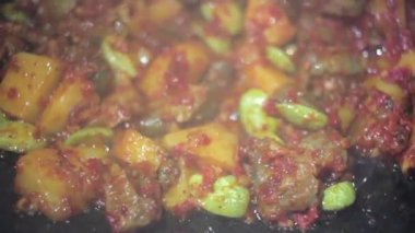 Sambal goreng, sambal ulek, galangal, defne yaprağı, şeker, tuz, soya sosu, hindistan cevizi sütü, limon yaprağı, limon otu, patates kamışı, petai ve tavuk ciğeri gibi baharatlardan yapılan bir Endonezya yemeğidir..