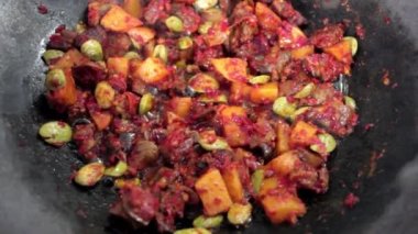 Sambal goreng, sambal ulek, galangal, defne yaprağı, şeker, tuz, soya sosu, hindistan cevizi sütü, limon yaprağı, limon otu, patates kamışı, petai ve tavuk ciğeri gibi baharatlardan yapılan bir Endonezya yemeğidir..