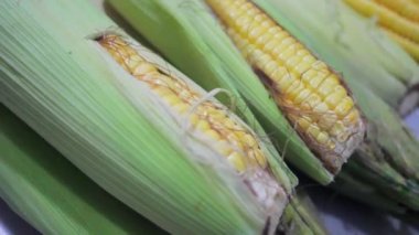 Kızarmış mısır yapma süreci ya da Endonezya halkı tarafından kızartılmış mısır. Tadı tatlı ve tuzlu..