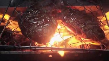 Izgara Gurami balığı ya da Gurami Bakar, Endonezya 'nın tereyağı, acı biber, soğan gibi pek çok baharattan yapılan ve daha sonra ateşte karıştırılıp ızgara yapılan yemeklerinden biridir..