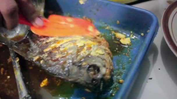Izgara Gurami Balığı Gurami Bakar Endonezya Nın Tereyağı Acı Biber — Stok video