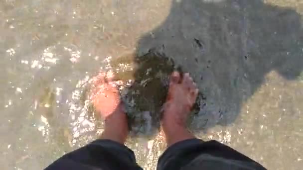 Турист Стоит Пляже Чувствует Пляжные Волны Ногами Пляже Тиранг Семаранг — стоковое видео