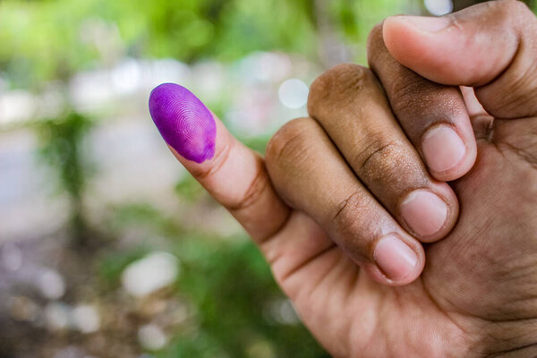 картинка мужской руки. Чернила на пальце мужчины были получены после голосования на региональных выборах (pilkada) в Семаранге, Индонезия