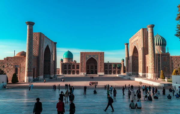 2022年10月13日 乌兹别克斯坦撒马尔罕 撒马尔罕著名的登记广场 有许多游客 — 图库照片