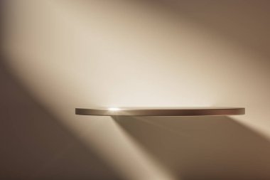 3 boyutlu sunum arkaplanı, güneş ışığıyla aydınlatılmış odada kaidesi veya kürsüsü var. Sunum podyumunun 3 boyutlu görüntüleme ve reklam amaçlıdır