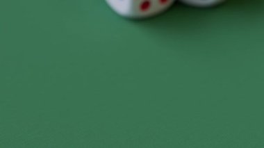 Yeşil bir oyun masasında uzanan iki kırmızı zarın 3 boyutlu animasyonu. Kamera iki altılıyı gösteriyor, belirsizlik ve şans anı yaratıyor.