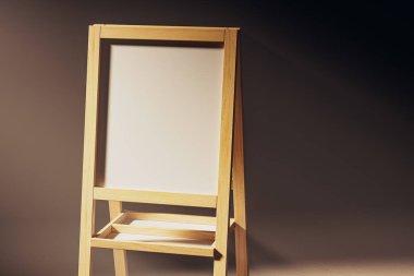 Tahta tabela ya da karanlık odada boş fotokopi alanı olan sehpa. Güneş ışığıyla aydınlatılmış. Eklemek istediğiniz herhangi bir mesaj için beyaz tahta. 3d hazırlayıcı