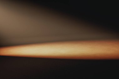 3D oda arkaplanı ışık huzmesiyle aydınlatılıyor. Zeminde spot ışığı demeti olan boş arkaplan zemininin 3d görüntülenmesi