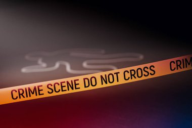 İnsan vücudunun dış hatları koyu ahşap zemin üzerine çizilmiştir. Suç mahalli konsepti. Siyah arka plan karanlık bir hava katıyor. 3d hazırlayıcı