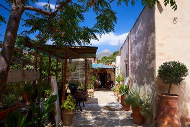 CRETE ADASI, GREECE - 24 Mayıs 2018: Saint Panteleimon Manastırı 'ndaki hediyelik eşya dükkanı