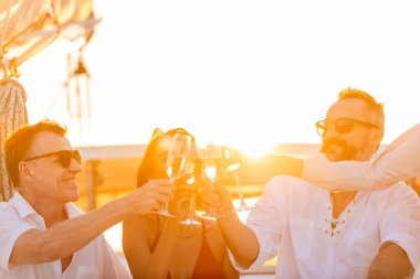 Mutlu Kafkasyalılar kutlama partisinin tadını çıkarıyorlar, yaz tatilinde denizde lüks katamaran yatında şampanya içiyorlar. Erkekler ve kadınlar okyanus doğasını gün batımında yolcu gemisiyle gezerler..