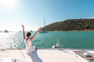 Kafkasyalı mutlu bir kadının dış görünüşü, açık havada aktif yaşam tarzını, okyanusta seyahat eden bir gemide dinlenmeyi seviyor.