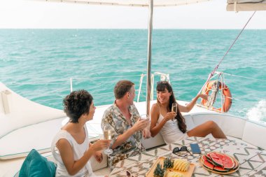 Kafkasyalı mutlu bir adam ve iki kadın yaz tatilinde deniz kenarında lüks bir katamaran yatında şampanya içerek kutlama partisinin keyfini çıkarıyorlar. İnsanlar gün batımında yolcu gemisiyle doğa okyanusunda seyahat ederler.