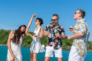 Mutlu Kafkasyalı erkekler ve kadınlar seyahatin tadını çıkarıyorlar. Okyanus kutlama partisi, şampanya içmek ve yaz tatilinde denizde lüks bir katamaran yatında dans etmek..