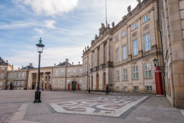 Amalienborg Sarayı, Danimarka kraliyet ailesinin Kopenhag 'ın merkezinde ikamet ettiği yer.